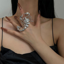 Laden Sie das Bild in den Galerie-Viewer, Punk Luxus Skorpion Ring für Frau
