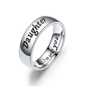 Passende Ringe für Mutter, Tochter, Vater und Sohn mit der Aufschrift „Ich liebe dich“.