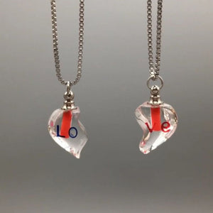 Passende „Love Blood“-Parfümflaschen-Halsketten zum Valentinstag
