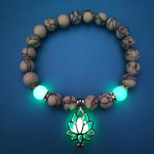 Laden Sie das Bild in den Galerie-Viewer, 8 mm Natursteinperlen leuchtendes Lotus-Anhänger-Armband
